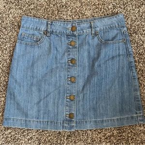 Light wash denim skirt with buttons